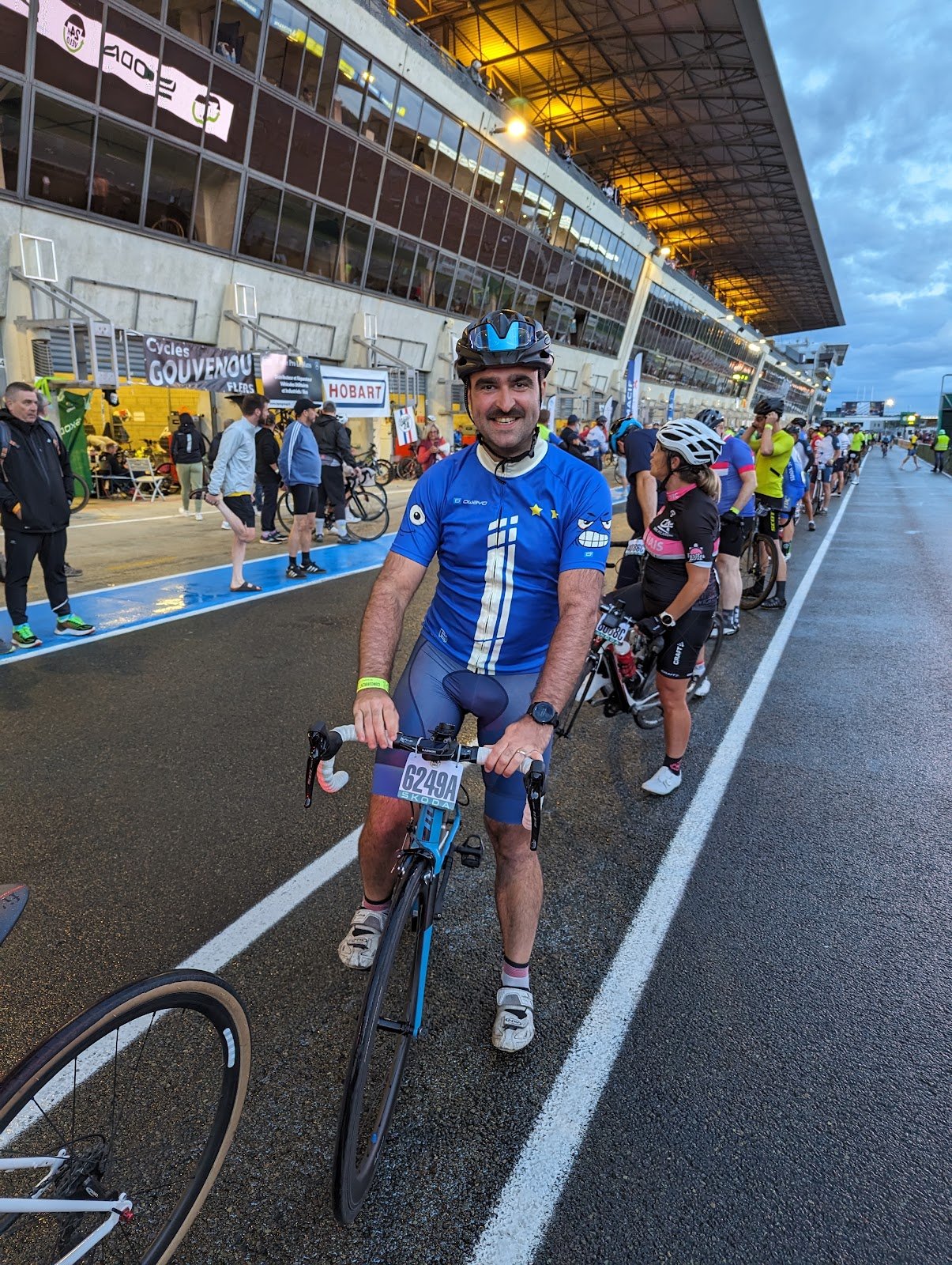 Cyclistes et vélos dans les stands du circuit Bugatti