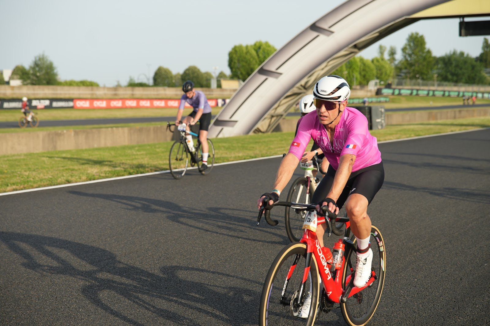 Cycliste en maillot rose sur la piste du circuit Carole au Bol d’Or Vélo