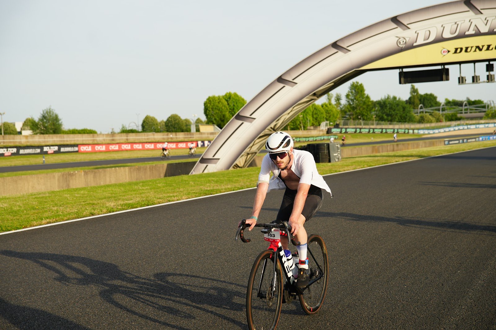 Passage d’une cycliste sous la passerelle du circuit Carole
