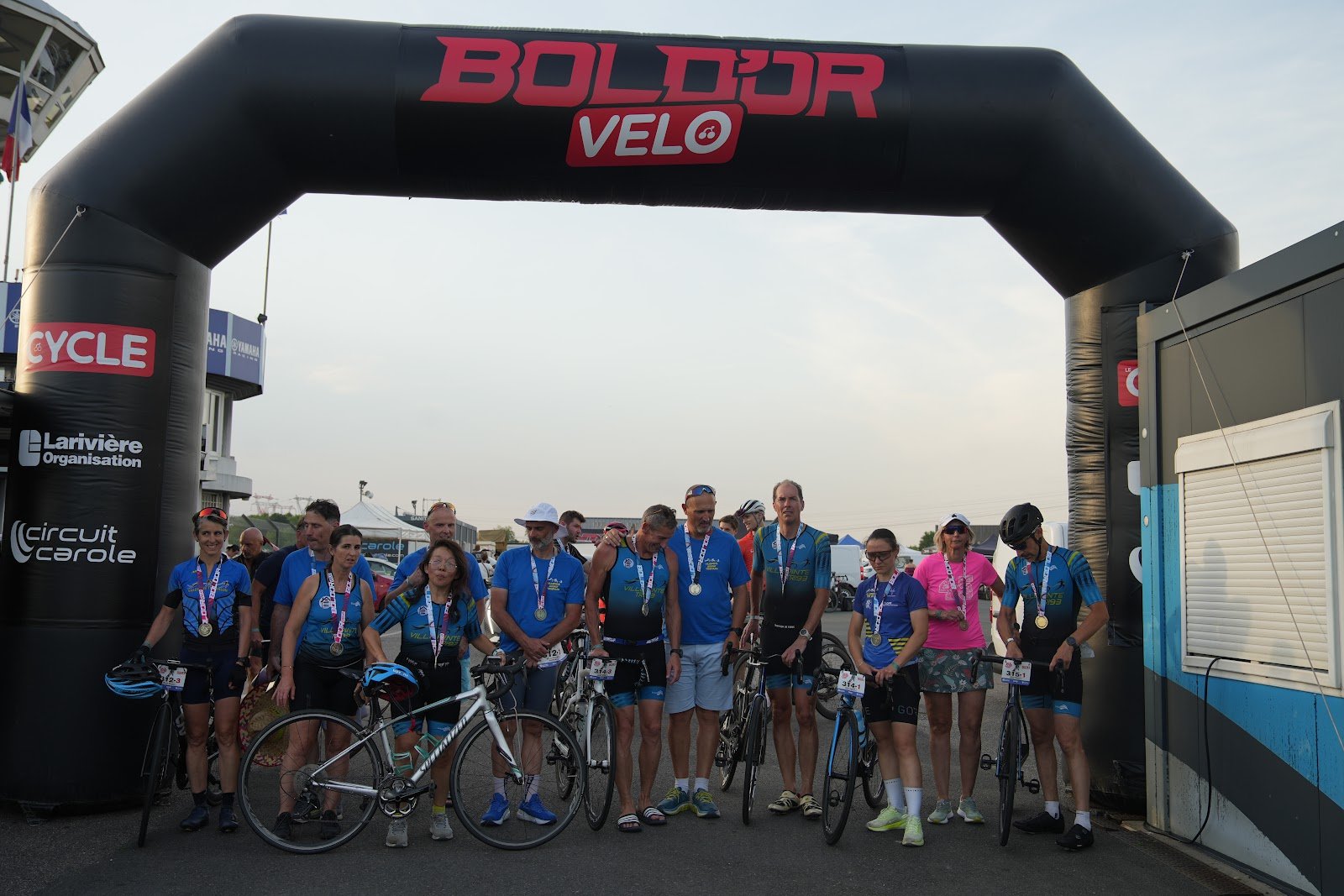 Groupe de cyclistes devant l’arche du Bol d’Or Vélo 2026