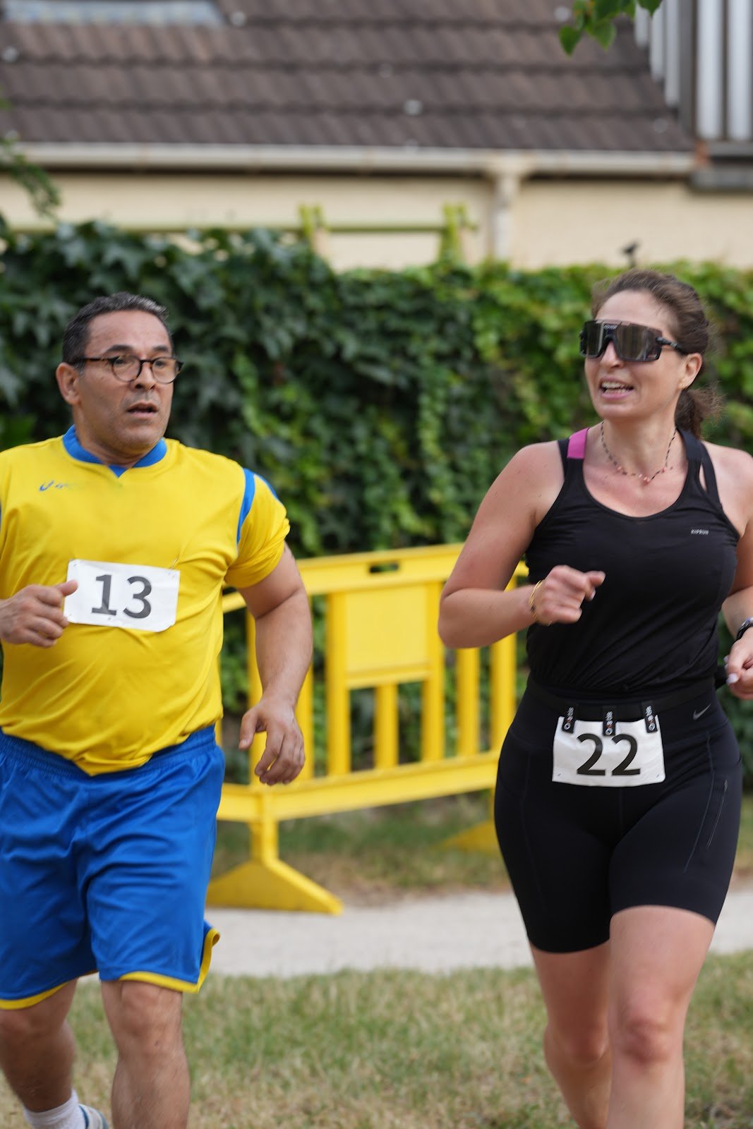 Deux participants sur la partie course à pied du Canathlon 2025