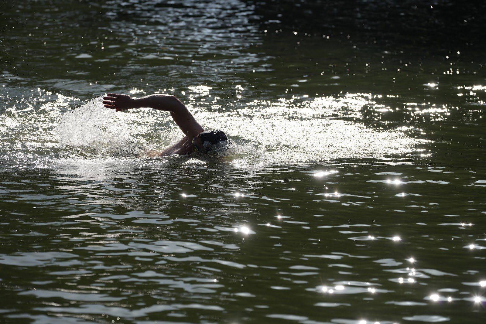 Nageur en action dans le canal pendant le Canathlon de l’Ourcq
