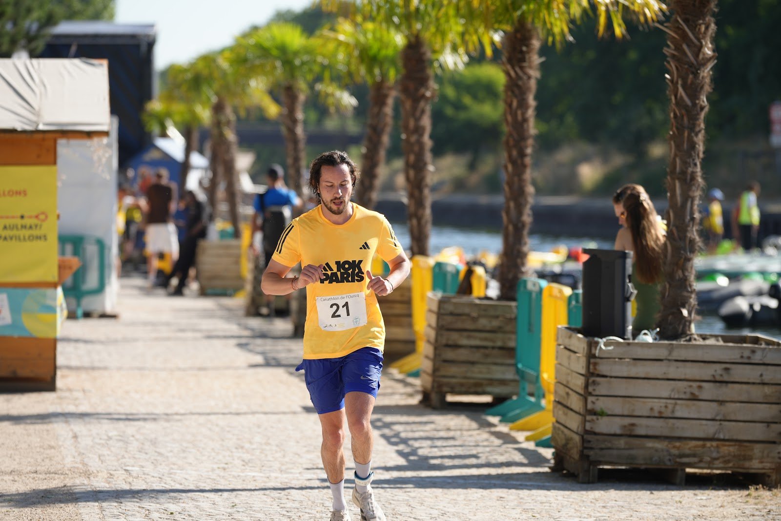 Participant du Canathlon 2026 courant sur la berge