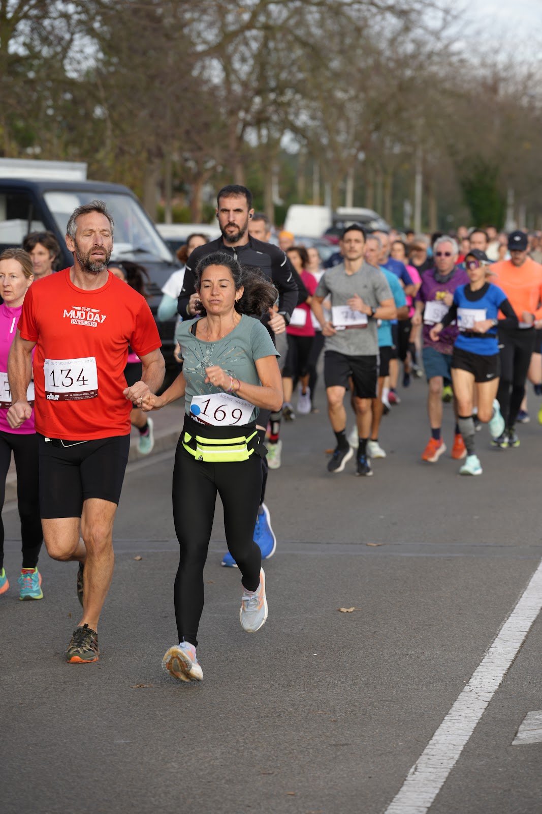 Peloton de coureurs dans les rues d’Aulnay-sous-Bois pendant la Corrida 2025
