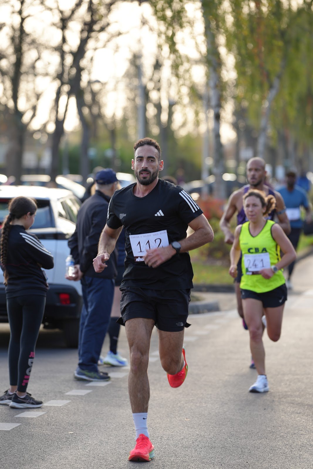 Coureurs sur le parcours de la Corrida pédestre du 11 novembre 2025