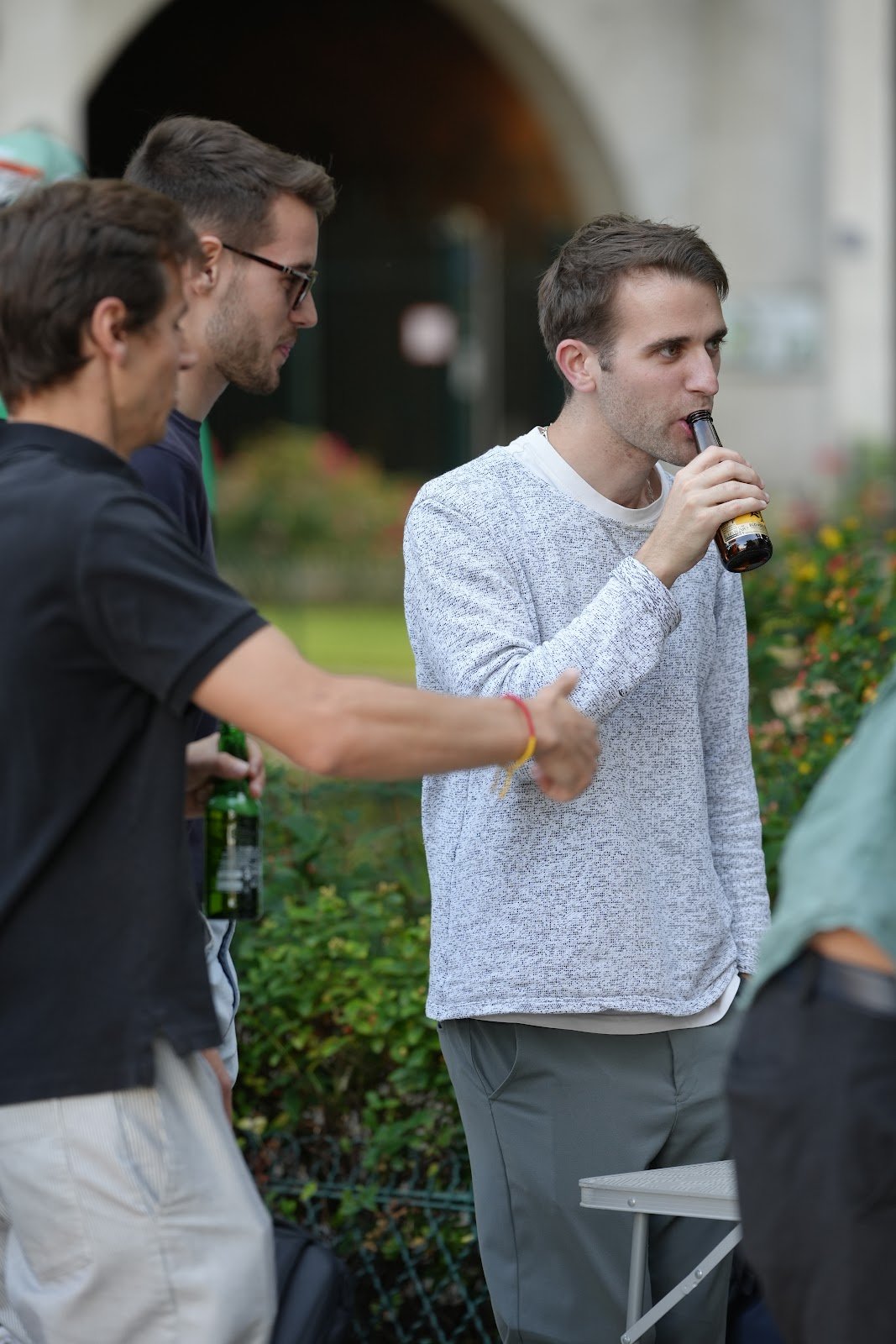 Moment partagé autour d’un verre pendant la soirée du 21 juin 2024