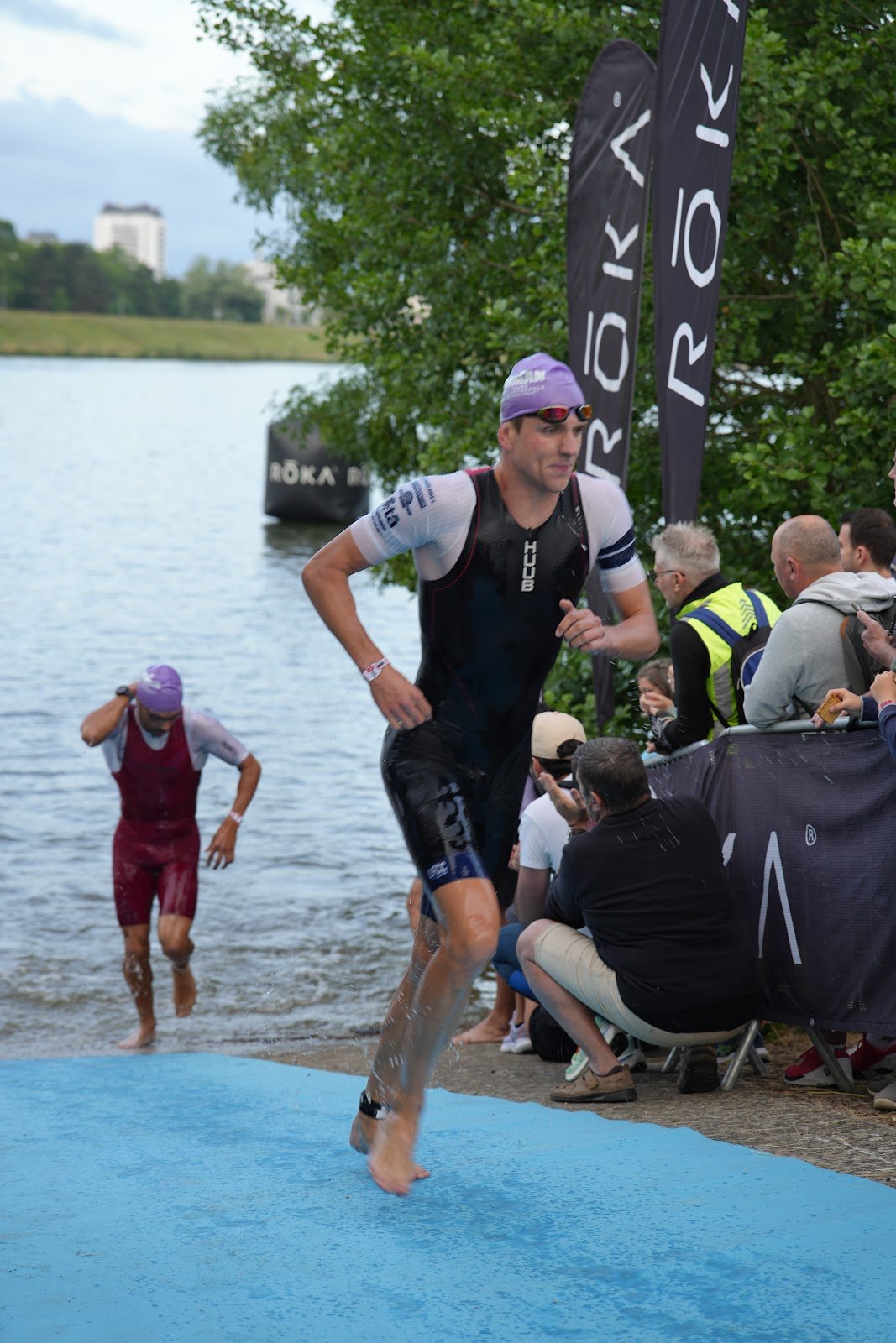Triathlète sortant de l’eau sur le tapis de l’IRONMAN 70.3 Tours