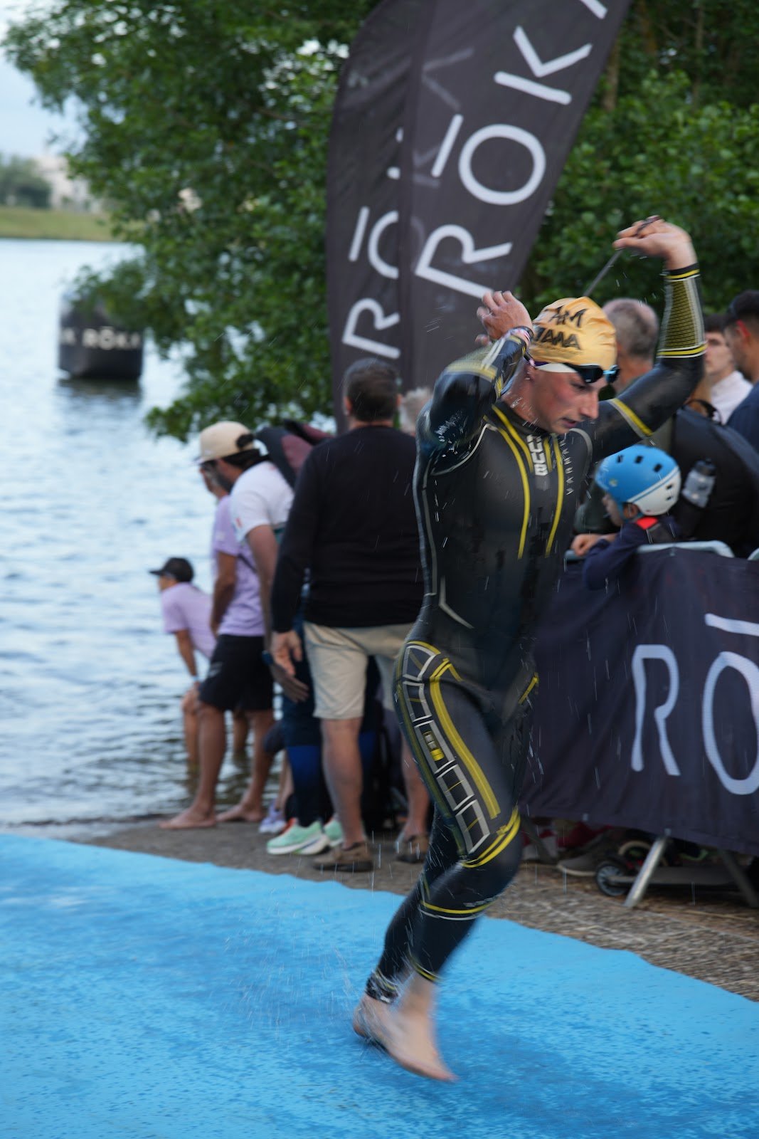 Athlète quittant la natation lors de l’IRONMAN 70.3 Tours 2025
