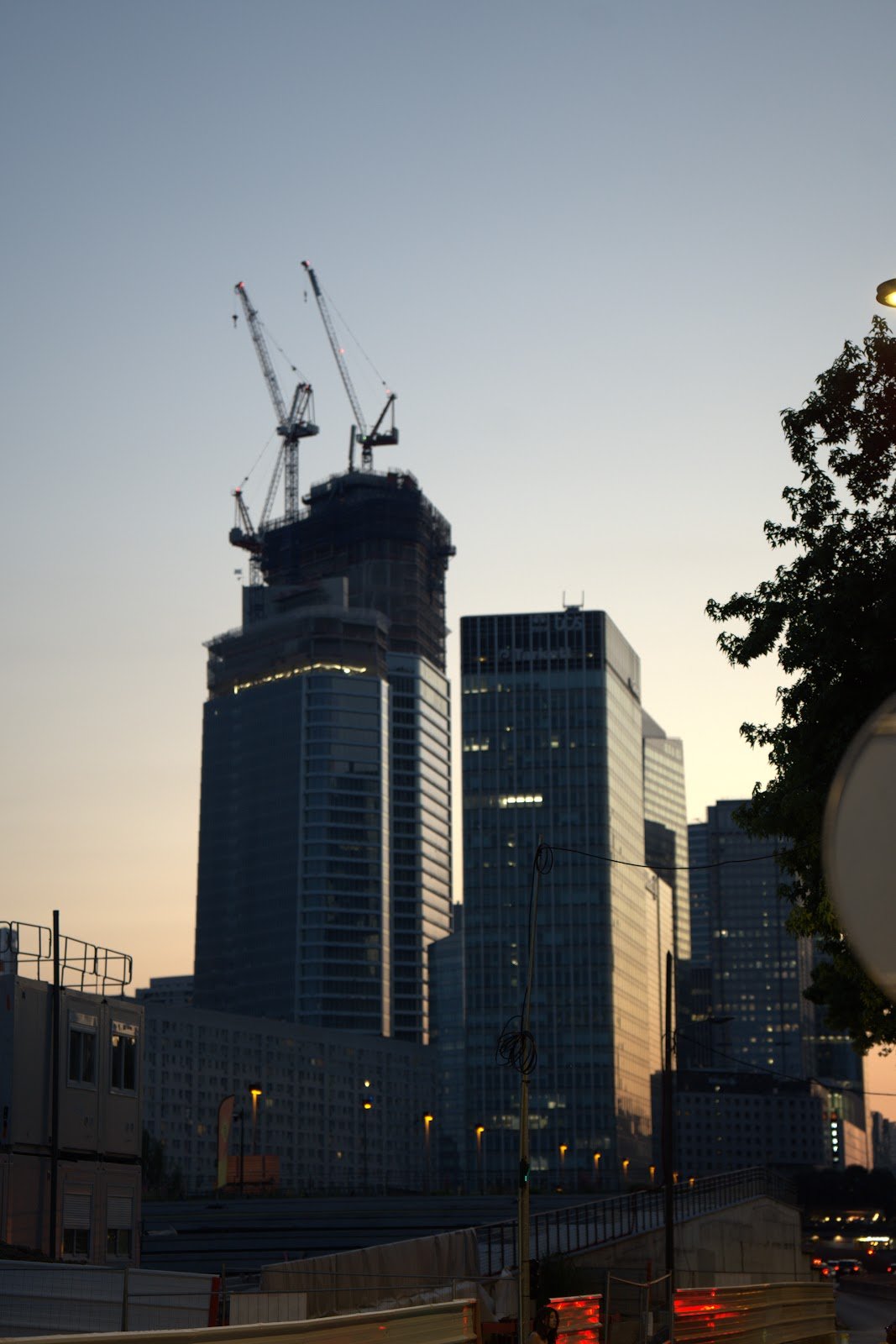Silhouette des tours de La Défense dans le ciel du soir le 25 juin 2024