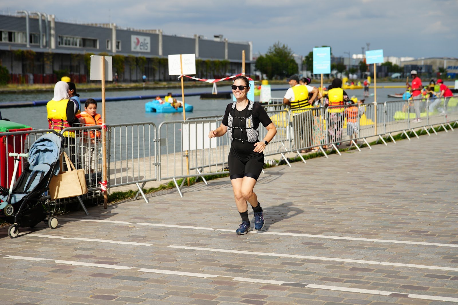 Coureuse sur les quais de Pantin lors de Nage ton Canal