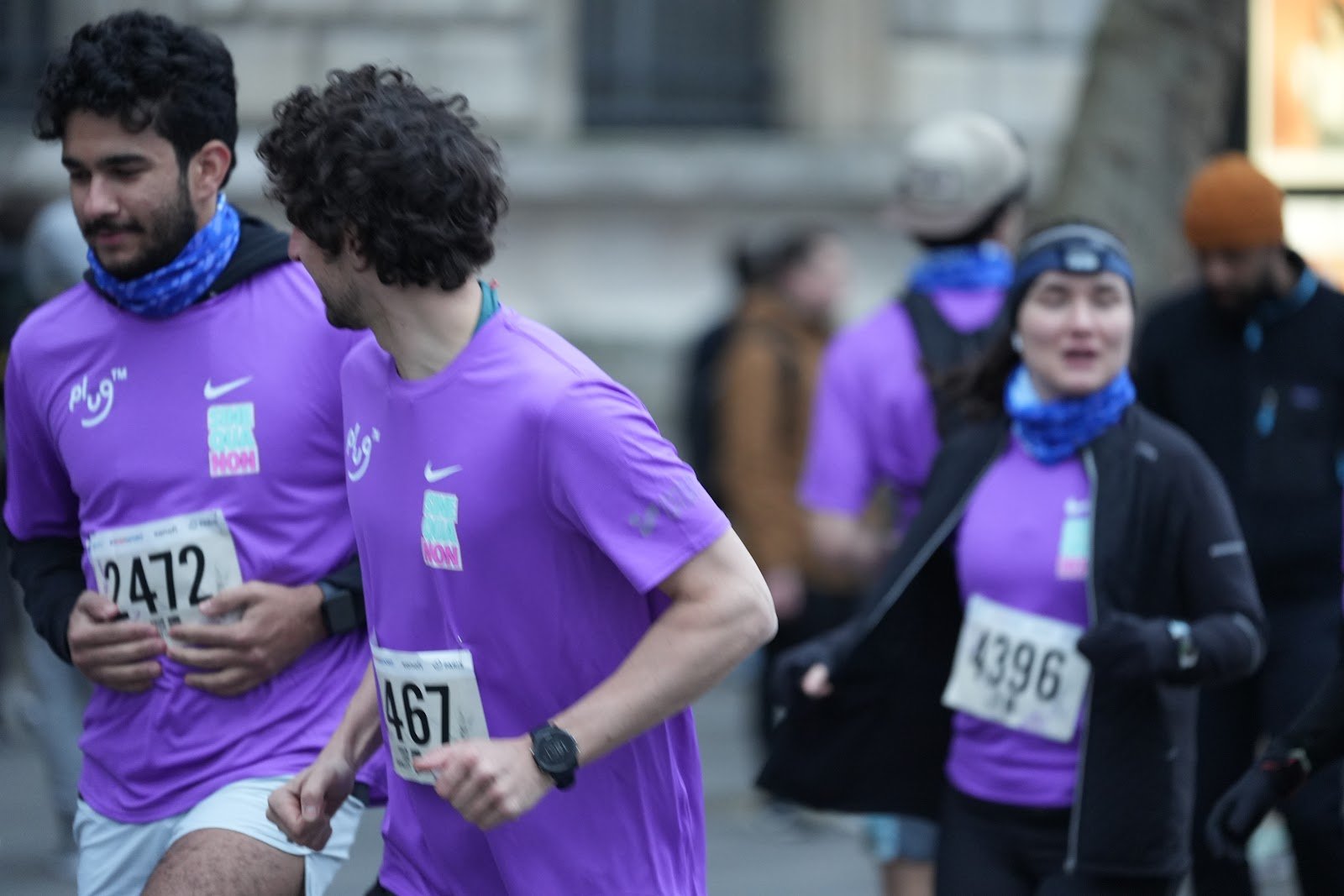 Coureurs en maillots violets à la Sine Qua Non Run 2025 à Paris