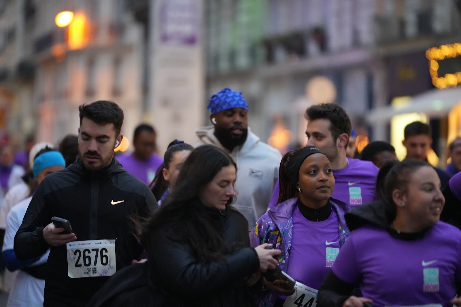 Groupe de participants courant à Paris à la tombée du jour
