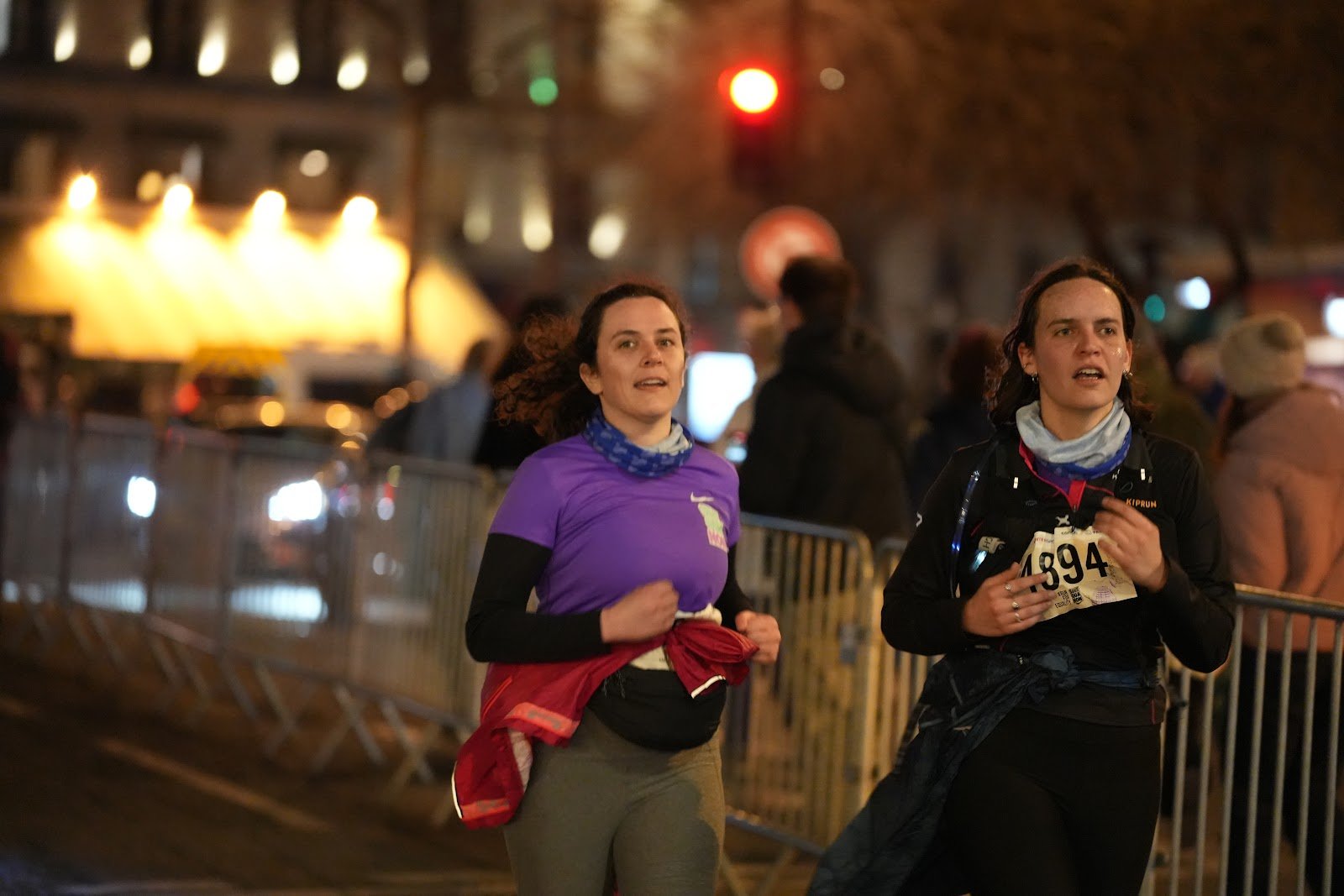 Deux participantes de la Sine Qua Non Run sous les lumières de la ville