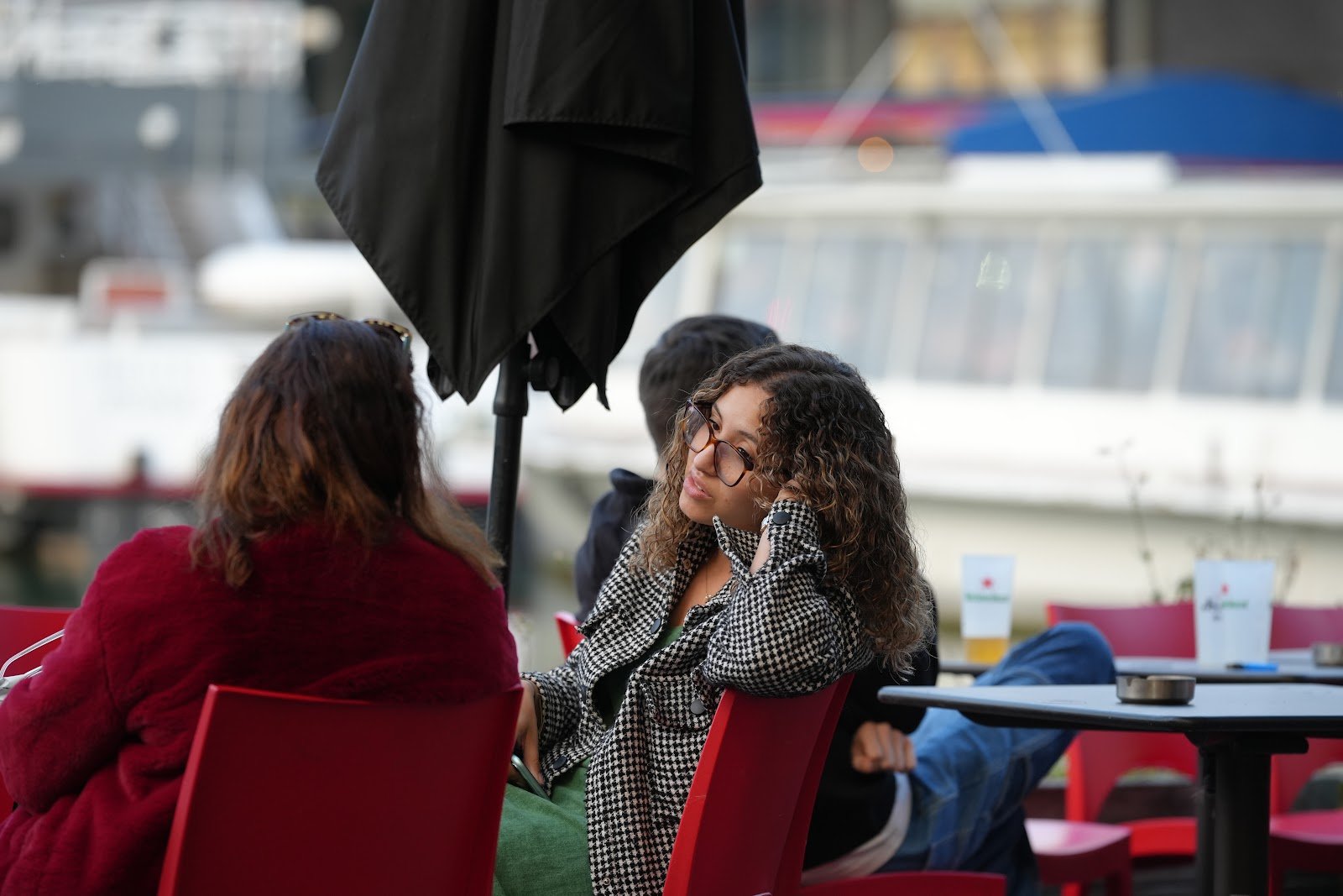 Conversation autour d’une table pendant la soirée du 4 juin