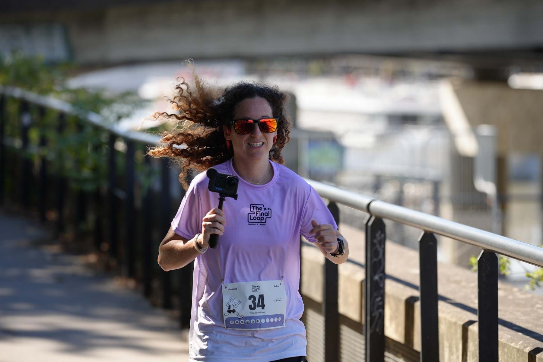 Coureuse en mouvement au bord des quais pendant The Final Loop
