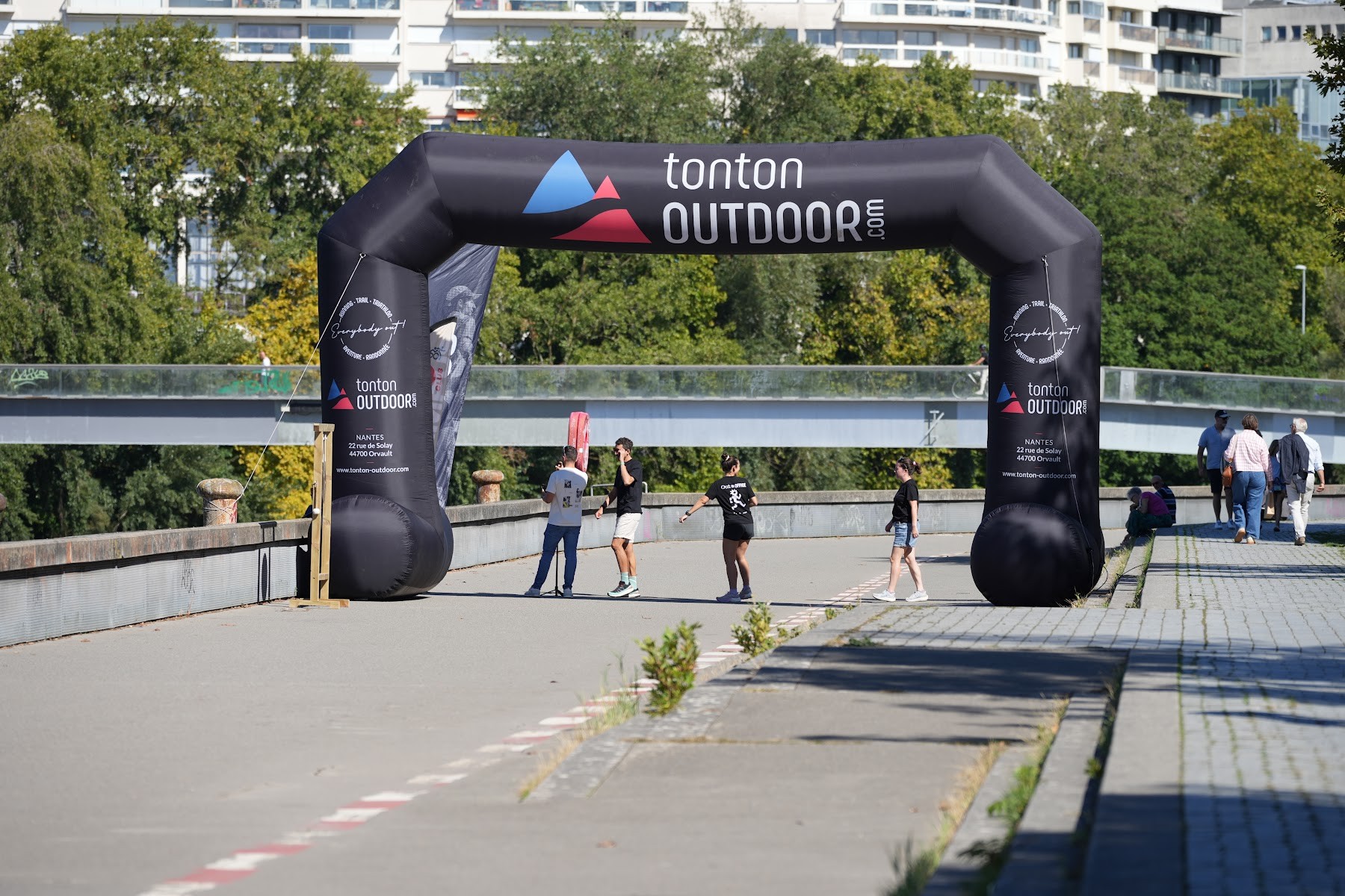 Arche de course et quais pendant la backyard The Final Loop